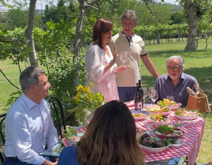 Cesare Mariotti_Otello Renzi e Monica Caradonna in cantina per la puntata di Rai Uno Camper foto 2