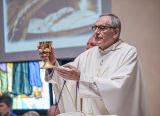 Tanti auguri caro don Alcide! L’omaggio di Montemaggiore al Metauro per gli 80 anni dell’amato sacerdote