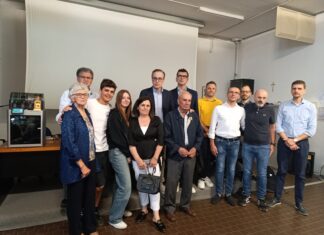 Urbino, un dono per Simone Zenobi: la moglie e gli amici ingegneri regalano una stampante 3D all’Itis in ricordo dell’amato prof