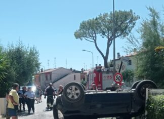 Fano, vettura cappotta a Centinarola. Ferito il conducente