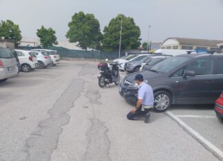 Fano, scontro contro una vettura: a terra donna che viaggiava in ciclomotore