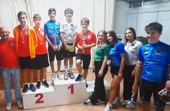 podio Esordienti con Ringhini maglia da leader