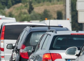Flaminia, lunghissime code nella giornata di ieri al semaforo di Cantiano. Disagi per le attività ricettive