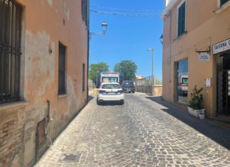 Fano, malore per l’afa: ciclista si sente male e crolla a terra