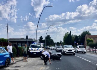 Fano, scontro auto-moto in via Roma. Ferito centauro