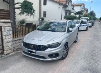 Fano, auto sperona tre vetture in sosta procedendo a zig zag