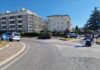 Fano, scontro in rotatoria. Ultra-novantenne incastrato sotto il triciclo elettrico