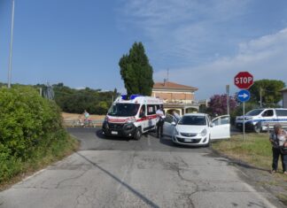 Fano, scontro auto-bici. Ciclista in ospedale