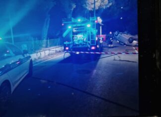 Fano, auto si rovescia e striscia per metri sull’asfalto. Conducente ferito