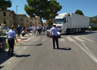 Ciclista fanese si scontra con un autotreno
