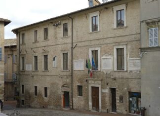 Urbino, Crespini: “Gambini ritirerà le dimissioni domani mattina, l’ultima carnevalata in tempo di Quaresima”