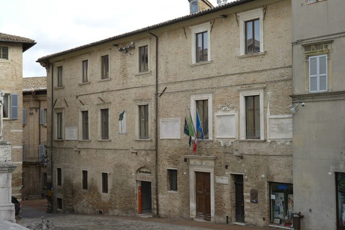 1280px-Palazzo_del_Comune_Urbino