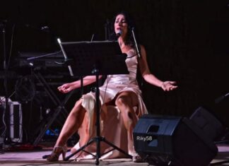 Roberta Arduini recita magistralmente uno struggente monologo: emozioni e lacrime