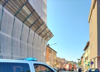 Fano, auto distrutta dal fuoco in un tamponamento a tre