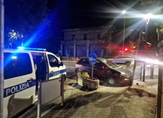 Fano, auto urta cartellone e poi si ferma contro un semaforo pedonale