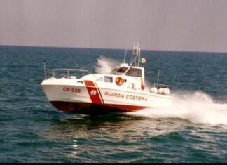 Fano, Guardia Costiera mette in salvo due velisti in difficoltà