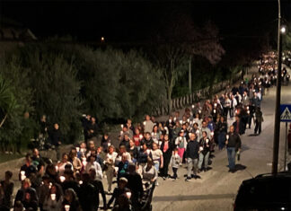 Colli al Metauro: oltre 500 persone alla fiaccolata nel ricordo di Ana uccisa dal marito