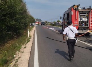Fano, carambola sulla Statale 16, auto prende fuoco. Strada chiusa per un’ora e mezzo