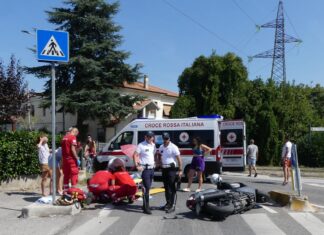 Fano, bambino di 9 anni e il suo papà feriti in uno scontro in rotatoria. Viaggiavano in moto