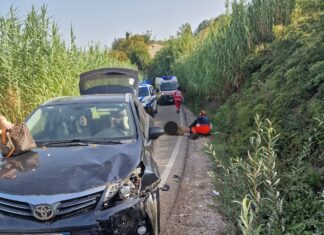 Fano, schianto frontale auto-moto: centauro in codice rosso