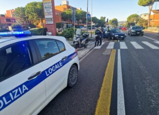 Fano, urto auto-bici in via Roma. In ospedale la ciclista