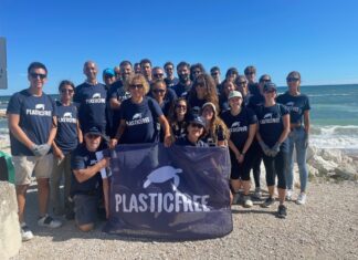 Fano, Sassonia: rifiuti abbandonati, mattinata di raccolta per Plastic Free col materiale di Aset Spa. Riempiti diversi sacchi, quasi solo giovani tra i partecipanti