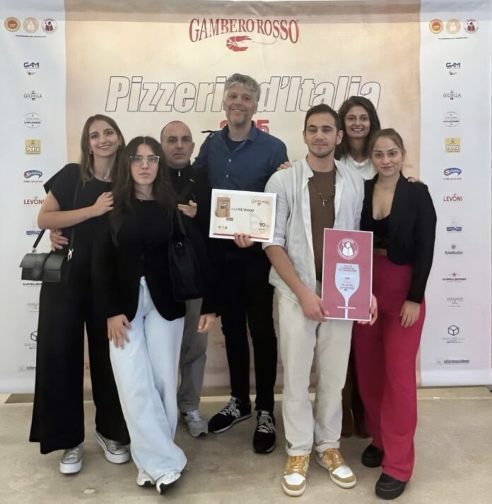 lo staff di Farina con Paolo Severi a Napoli per ritirare il premio