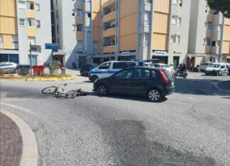 Fano, bambino di 5 anni e il suo papà feriti in un incidente in rotatoria. Viaggiavano in bici
