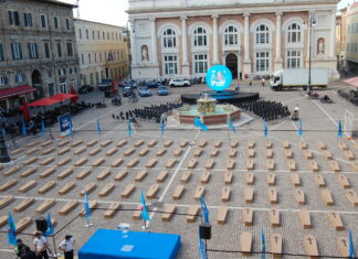 Sicurezza sul lavoro, la Uil Marche porta 146 bare in piazza del Popolo a Pesaro: “Basta morti e infortuni”