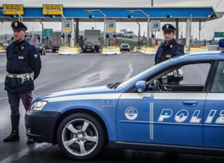 Camion si ribalta lungo la A 14 tra Pesaro e Fano, morto il conducente