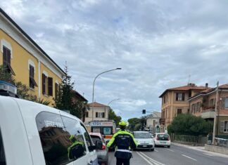 Fano, ciclista cade da sola ed è soccorsa dalla figlia