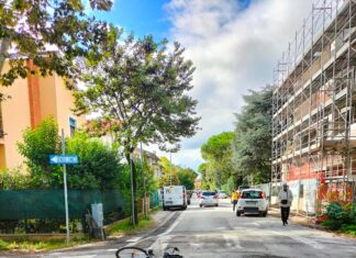Fano, ciclista di 80 anni cade dopo l’urto