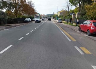 Fano, scontro contro un’auto in via Roma: cade una ciclista