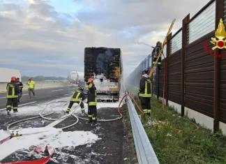 Incendio di un camion sulla A14 tra Pesaro e Fano in direzione sud