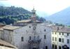 Il muto orologio pubblico, simbolo di Cagli