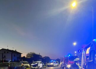 Fano, auto invade l’altra corsia: due feriti nel frontale sull’Adriatica
