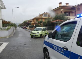 Fano, donna in ospedale per uno scontro auto-furgone