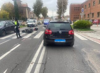 Fano, urto contro una vettura: motociclista in ospedale
