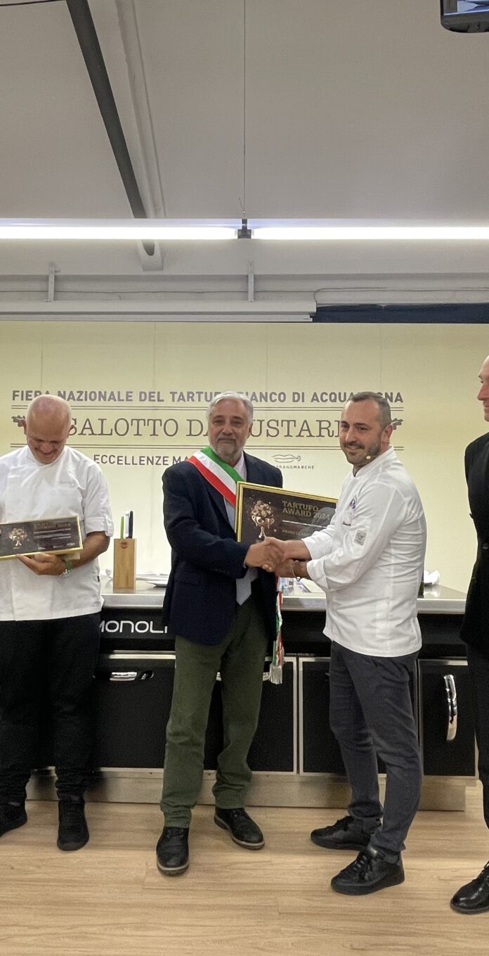 il sindaco Pier Luigi Grassi si congratula con lo chef Davide Camaioni