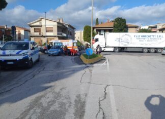 Fano, ciclista in eliambulanza dopo lo scontro contro un’automobile