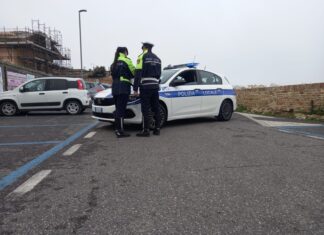 Fano, ultranovantenne cade in casa: soccorsa da polizia locale e vigili del fuoco