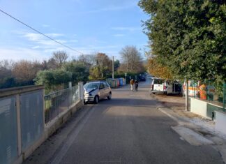 Fano, vettura si schianta contro il muretto di un condominio