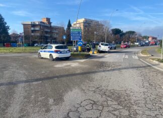 Fano, automobile sullo spartitraffico: abbattuto un segnale stradale
