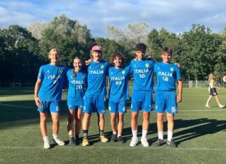 Atleti dell’Ultimate Frisbee Fano Association in prima fila nelle premiazioni riservate alle Nazionali