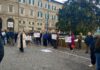 Rincari dell’acqua, cori, slogan e proposte alla manifestazione di Pesaro; il sindaco invitato a esprimersi