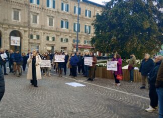Rincari dell’acqua, cori, slogan e proposte alla manifestazione di Pesaro; il sindaco invitato a esprimersi