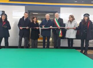 Un nuovo treno multipiano elettrico viaggia nelle Marche