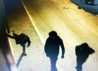 Fossombrone: allarme per i vandali che sferrano calci e danneggiano i portoni d’ingresso delle case