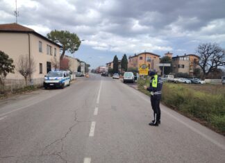 Fano, perde il controllo del motorino e cade: in ospedale giovane donna