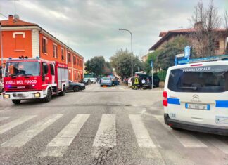 Fano, carambola a due: auto contro il palo della segnaletica